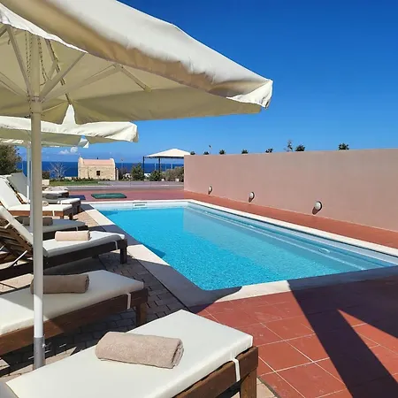 In By Sandy & Pool וילה