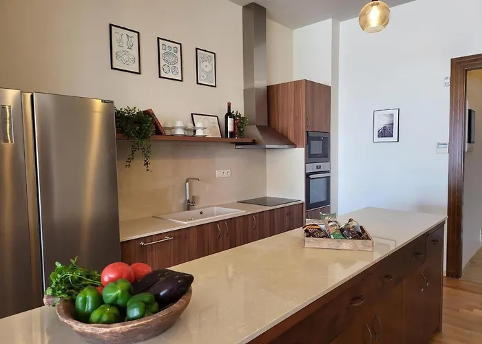 In By Sandy & Pool וילה