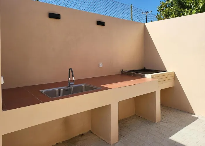 In By Sandy & Pool Vilă